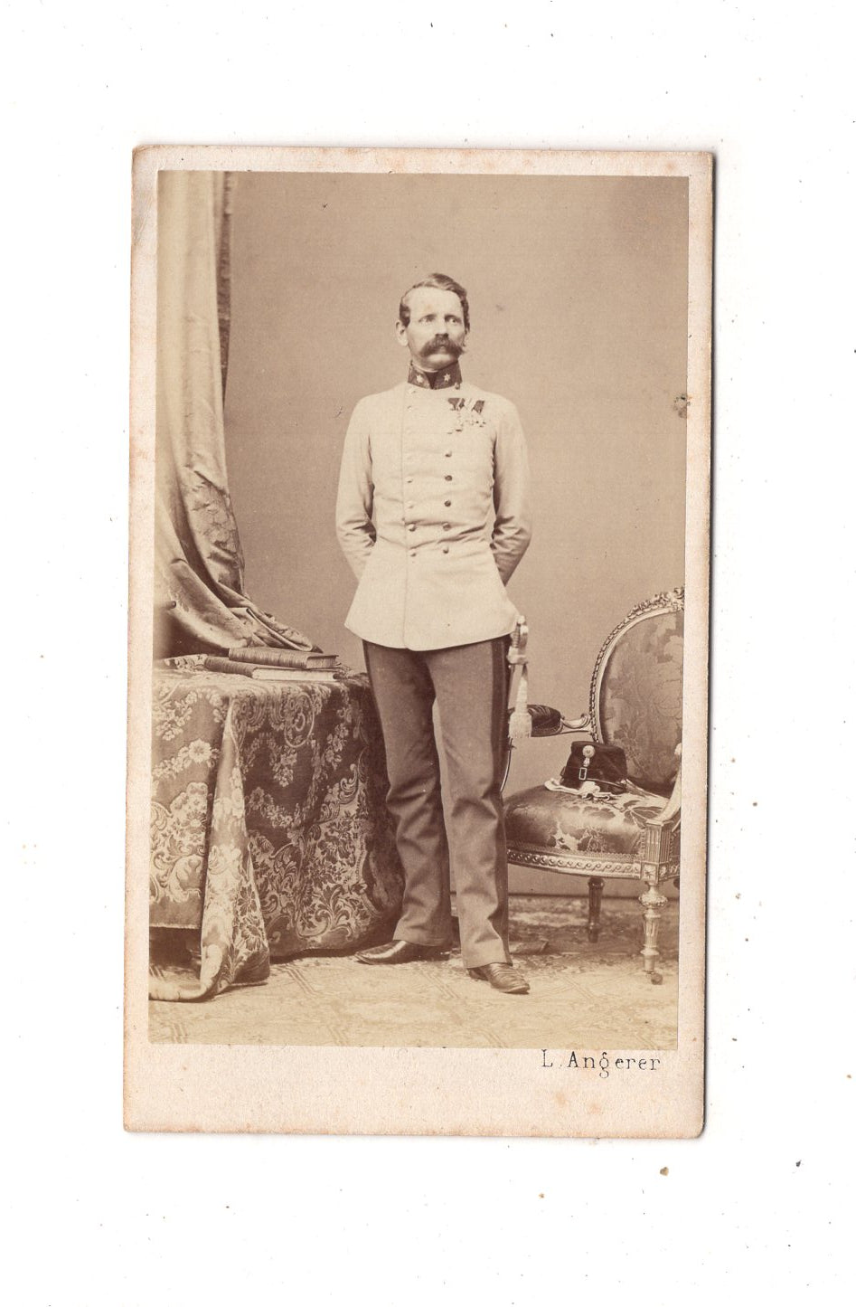 Fotografie K. u. k. Soldat mit Orden - Wien 1860er
