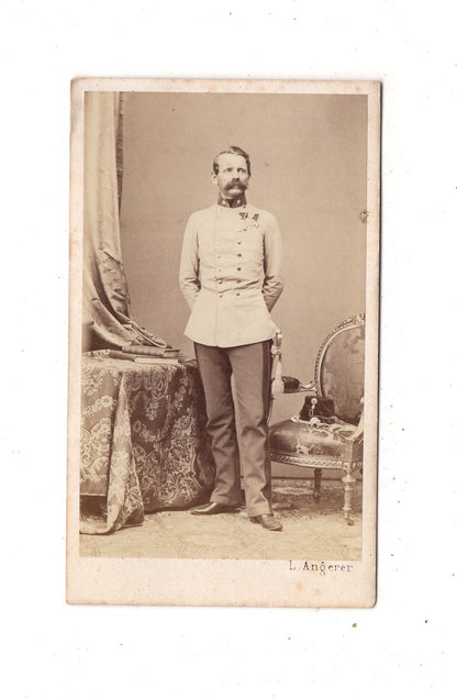 Fotografie K. u. k. Soldat mit Orden - Wien 1860er