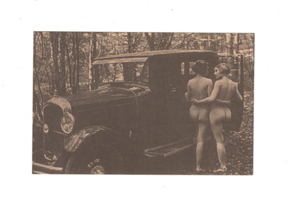 Ansichtskarte Nackte Frauen am Auto / Lesben