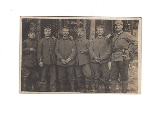 Ansichtskarte Gruppenbild Soldaten mit K. u. k. Soldat - 1917