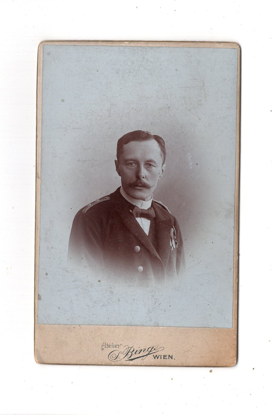 Fotografie K. u. k. Soldat mit Orden / Marine ? - Wien 1904