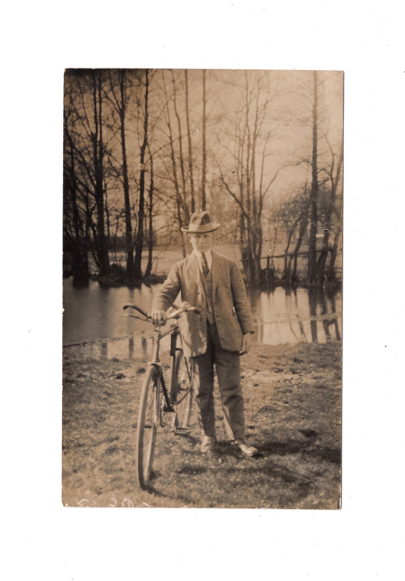 Ansichtskarte / Foto Feiner Junge mit Fahrrad - Hamburg