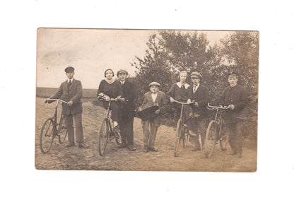 Ansichtskarte / Foto Junge Leute mit Fahrrad und Akkordeon