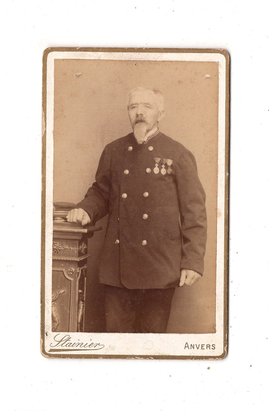 Fotografie Französischer Soldat mit Orden - Anvers Antwerpen 1880er