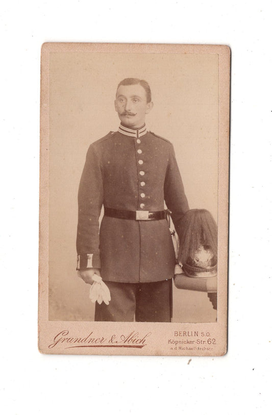 Fotografie Soldat mit Pickelhaube & Busch - Berlin 1890er / CDV M1-09