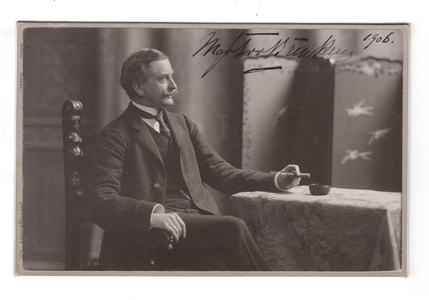 Fotografie Feiner Herr mit Zigarre am Tisch - Düsseldorf 1906