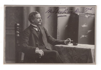 Fotografie Feiner Herr mit Zigarre am Tisch - Düsseldorf 1906