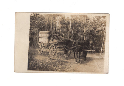 Ansichtskarte / Feldpost / Sanitäts-Soldaten mit Kutsche - 1917