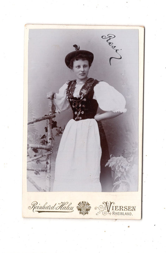 Fotografie Feine Dame in Tracht - Viersen um 1900