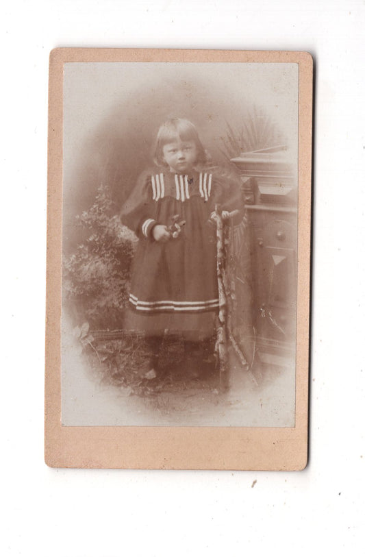 Fotografie Niedliches kleines Mädchen - unbekannter Ort 1890er / CDV M1-29