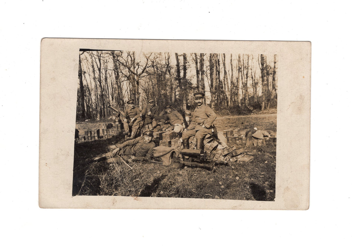 Ansichtskarte / Feldpost / Soldaten sitzen auf Munitionskisten - 1917