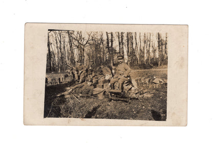 Ansichtskarte / Feldpost / Soldaten sitzen auf Munitionskisten - 1917