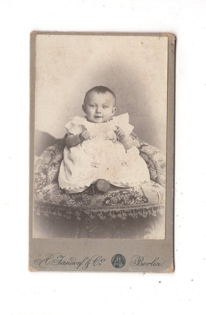 Fotografie Niedliches kleines Kind - Berlin um 1900