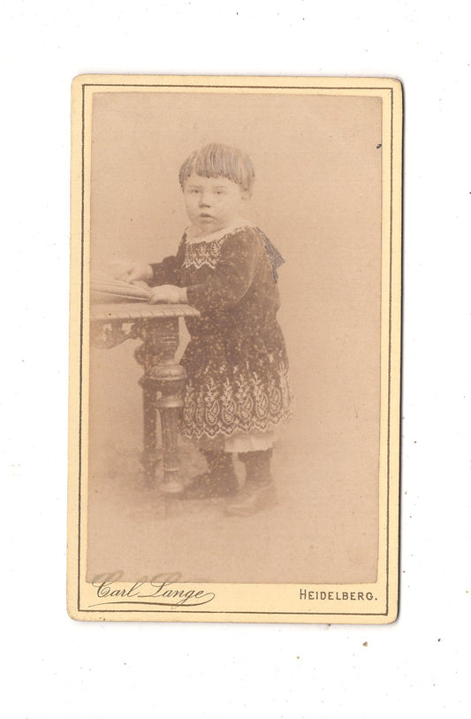 Fotografie Niedliches kleines Kind / benannt - Heidelberg 1890