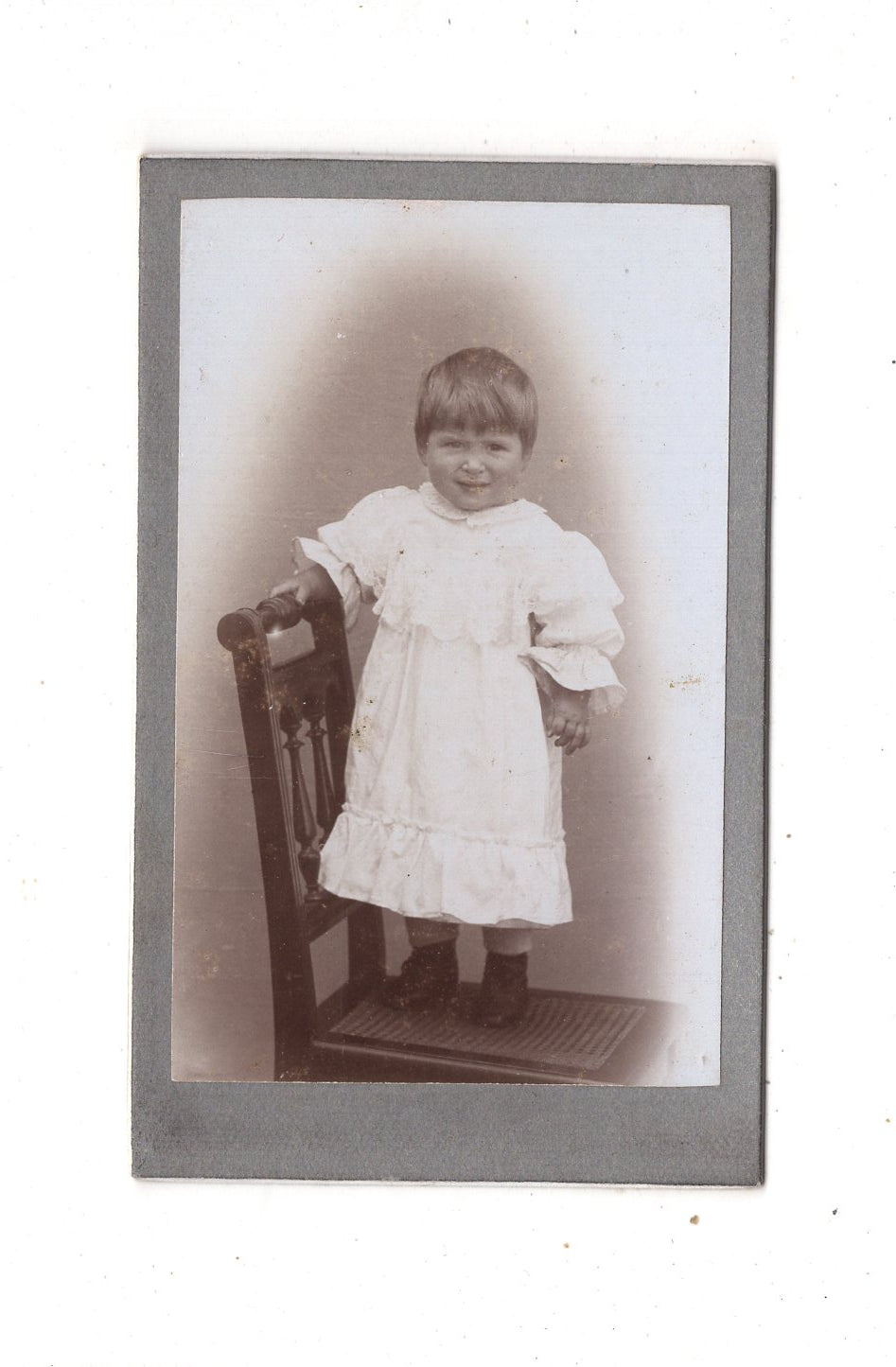 Fotografie Niedliches kleines Kind - unbekannter Ort um 1900