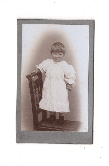 Fotografie Niedliches kleines Kind - unbekannter Ort um 1900