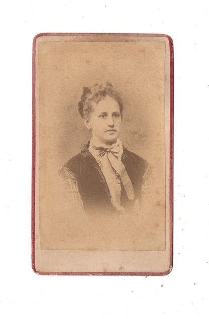 Fotografie Damenportrait - unbekannter Ort 1870er / CDV N1-16