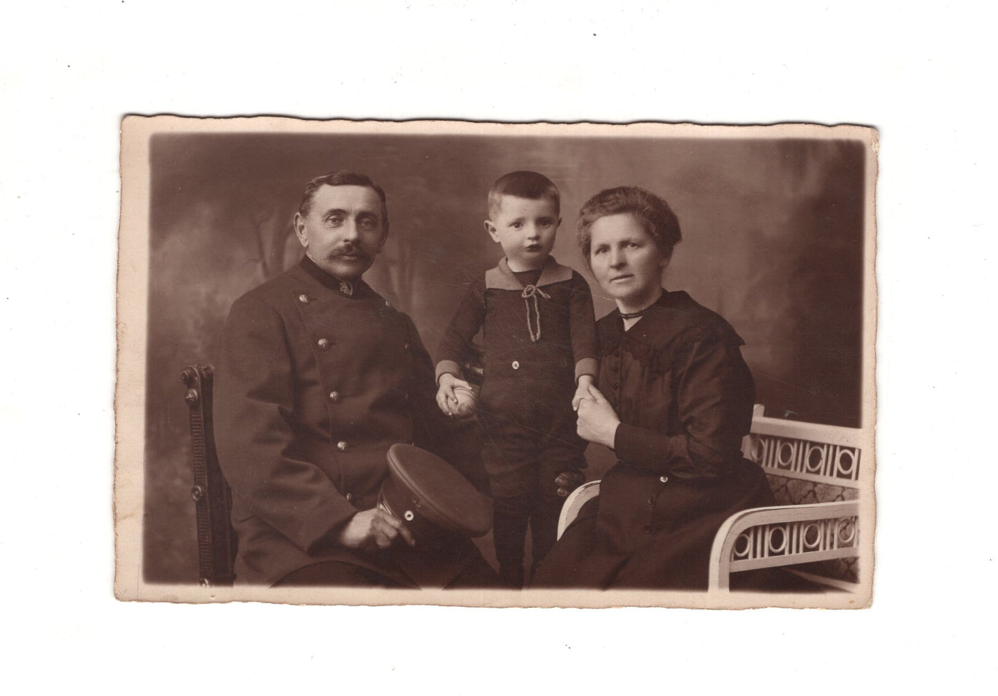 Ansichtskarte Beamter ? mit Familie