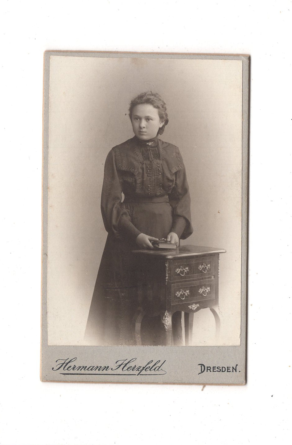 Fotografie Feines junges Mädchen - Dresden um 1900 / CDV L1-27
