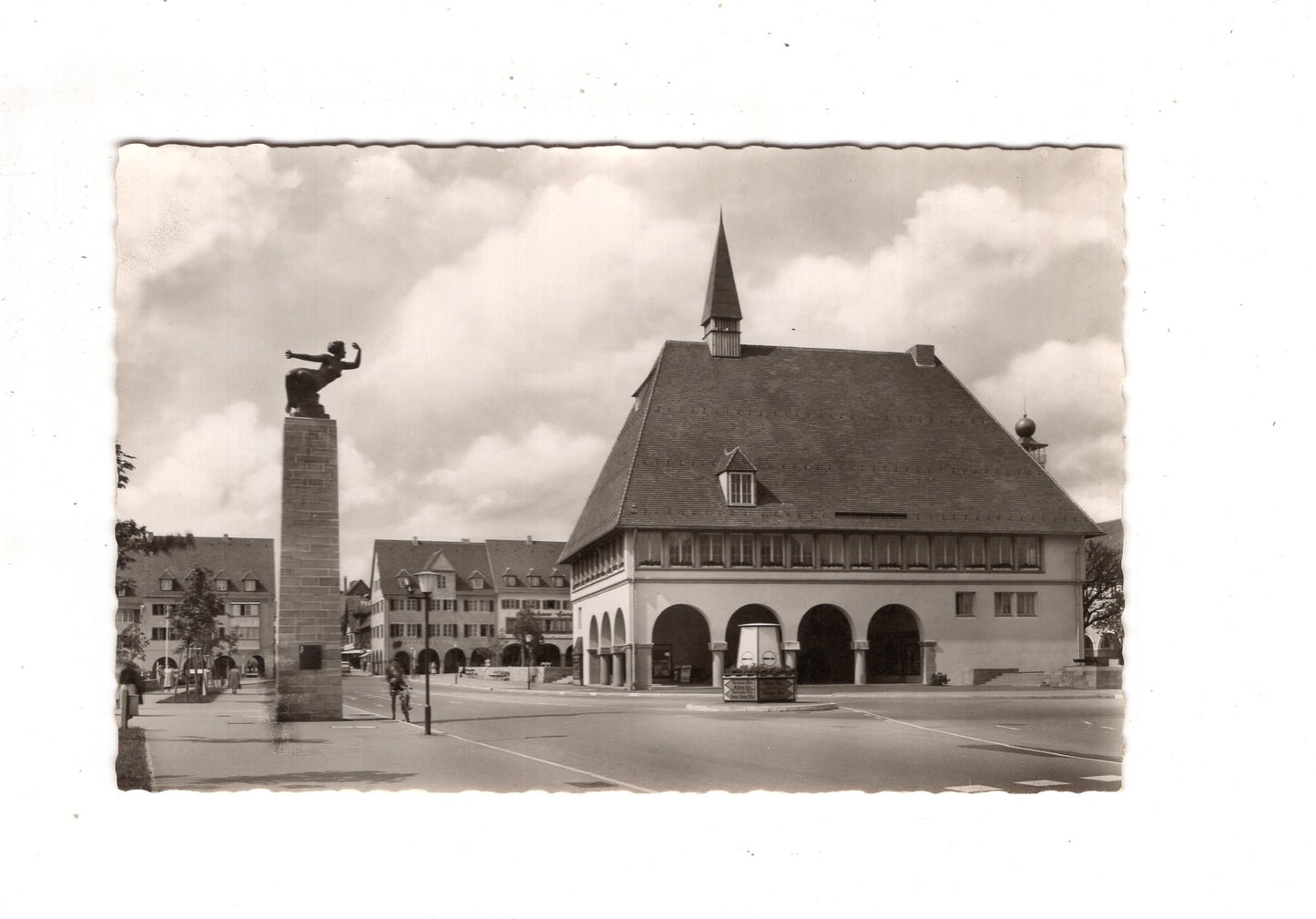 Ansichtskarte Freudenstadt im Schwarzwald / Stadthaus mit Gedenksäule / J1-69