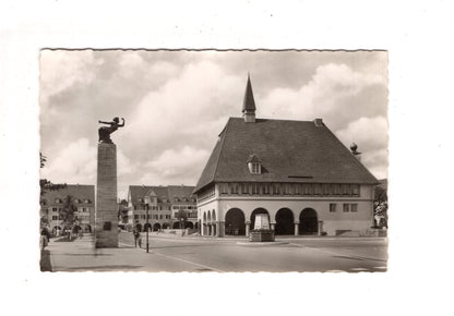 Ansichtskarte Freudenstadt im Schwarzwald / Stadthaus mit Gedenksäule / J1-69