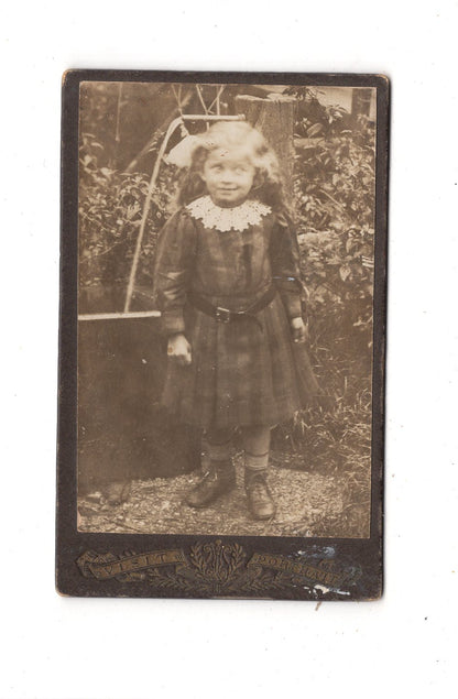 Fotografie Niedliches kleines Mädchen im Garten - München 1910er / CDV M1-29