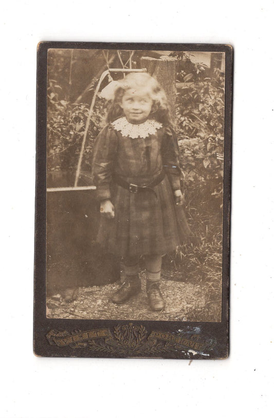 Fotografie Niedliches kleines Mädchen im Garten - München 1910er / CDV M1-29