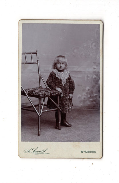 Fotografie Niedliches kleines Kind / benannt - Nymburk 1902