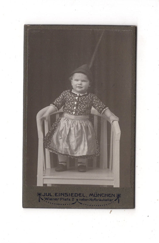 Fotografie Niedliches kleines Mädchen in Tracht - München um 1910 / CDV M1-29