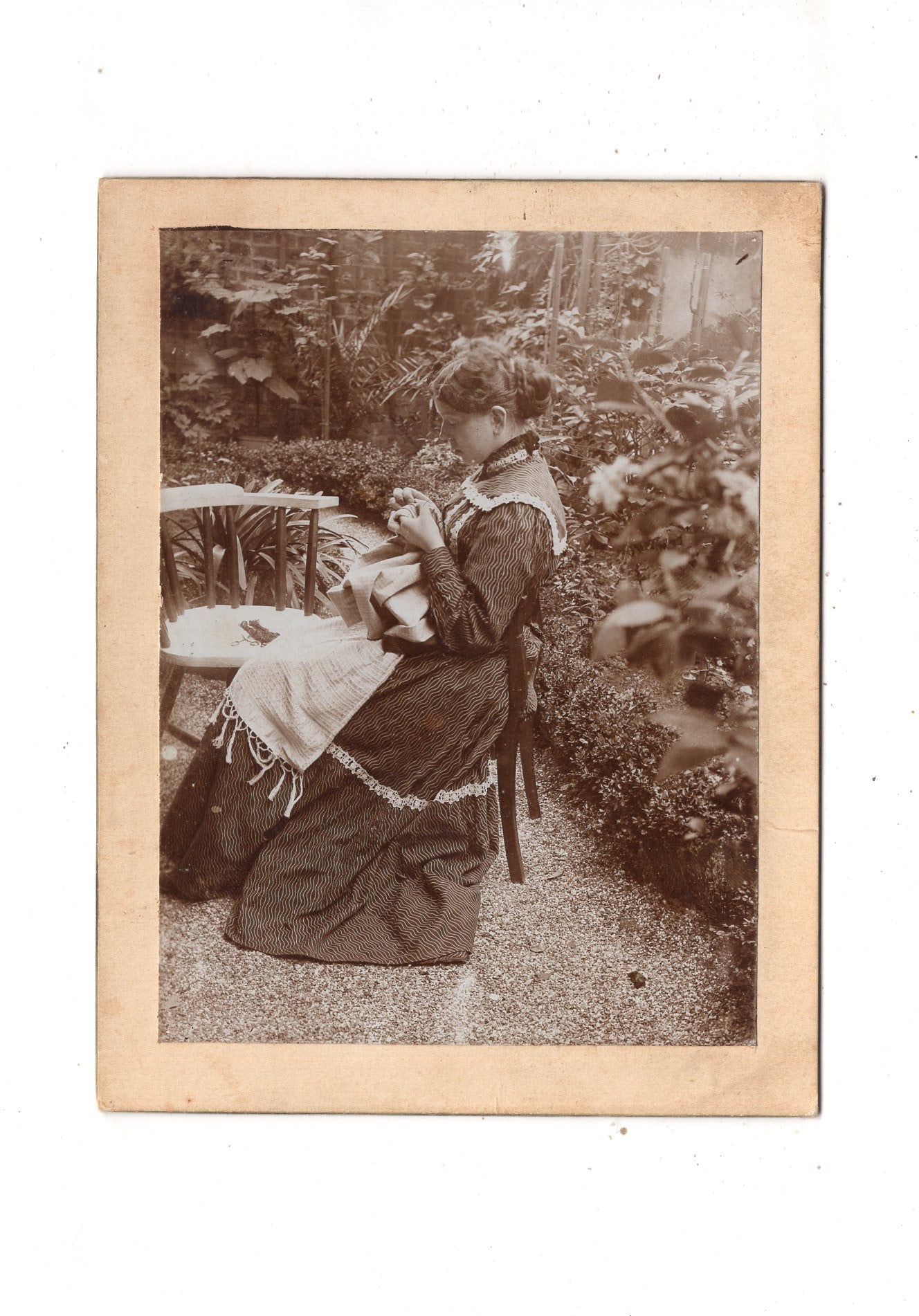 Fotografie Feine Dame bei der Handarbeit - unbekannter Ort um 1900