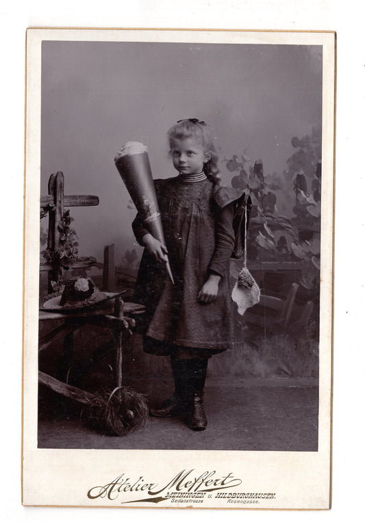 Fotografie Niedliches kleines Mädchen mit Schultüte - Meiningen & Hildburghausen um 1900 / CAB U-26