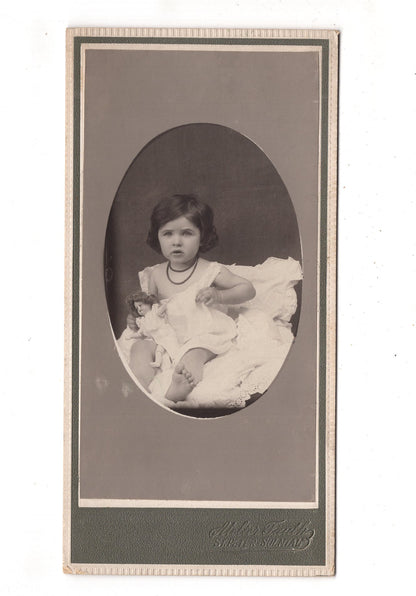 Fotografie Niedliches kleines Mädchen mit Puppe - St. Peter / Sulmtal 1900er