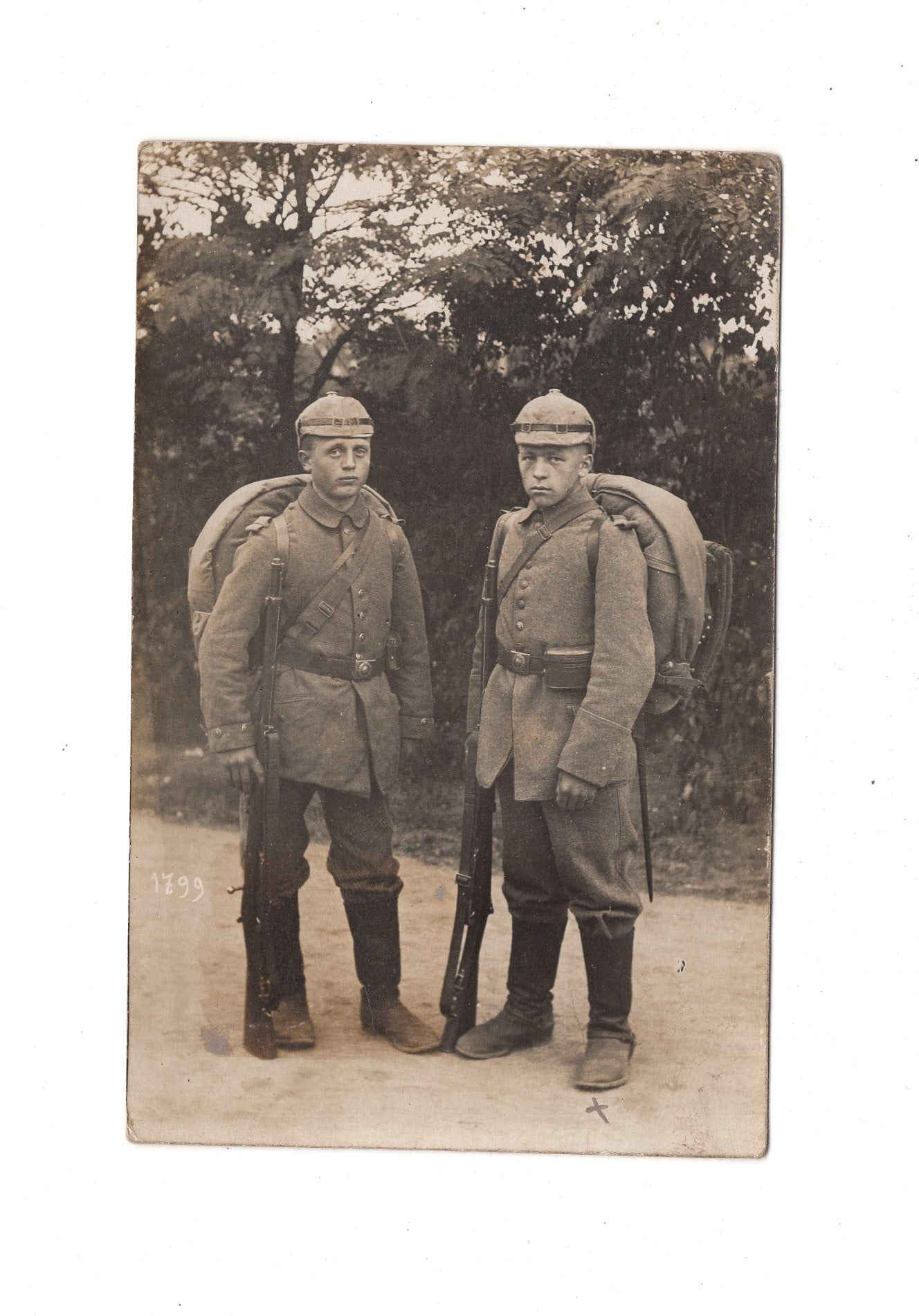 Ansichtskarte Soldaten mit Pickelhaube / feldmarschmäßig