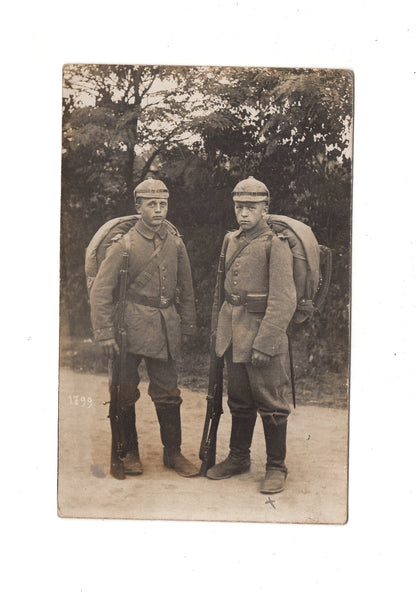 Ansichtskarte Soldaten mit Pickelhaube / feldmarschmäßig