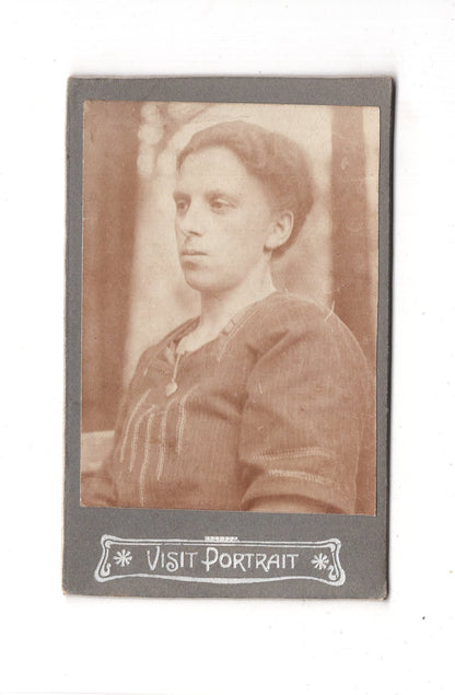 Fotografie Damenportrait - unbekannter Ort um 1920 / CDV C1-07