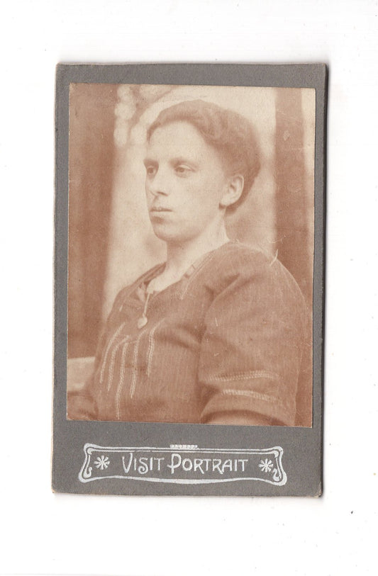 Fotografie Damenportrait - unbekannter Ort um 1920 / CDV C1-07
