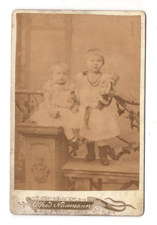 Fotografie Niedliche kleine Mädchen mit Puppe - Leipzig 1880er / CAB U-26