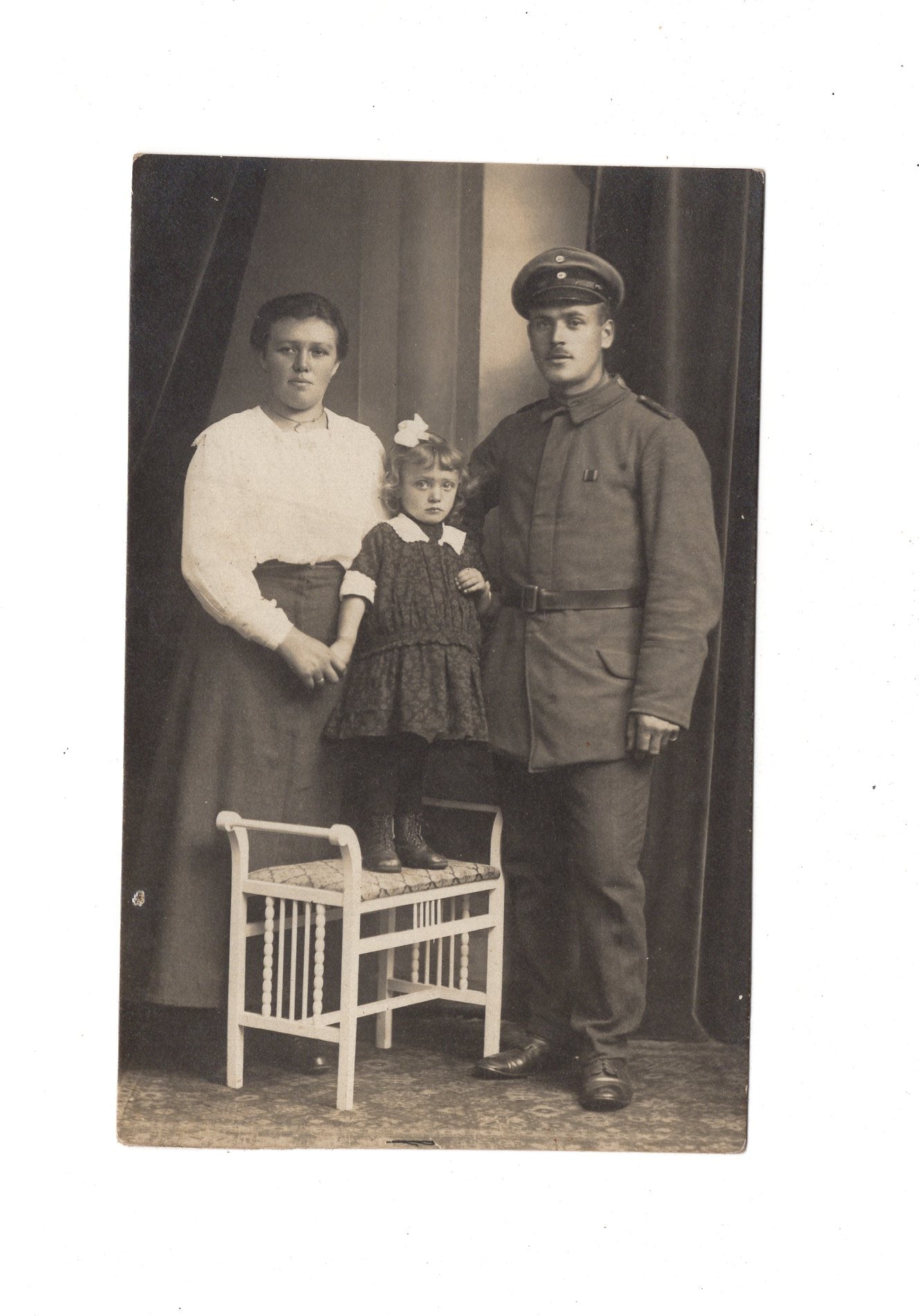 Ansichtskarte Soldat / Soldatenportrait mit Familie