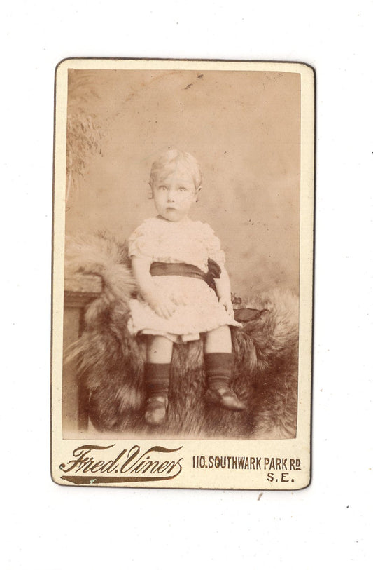 Fotografie Niedliches kleines Kind - London 1880er / CDV M1-30