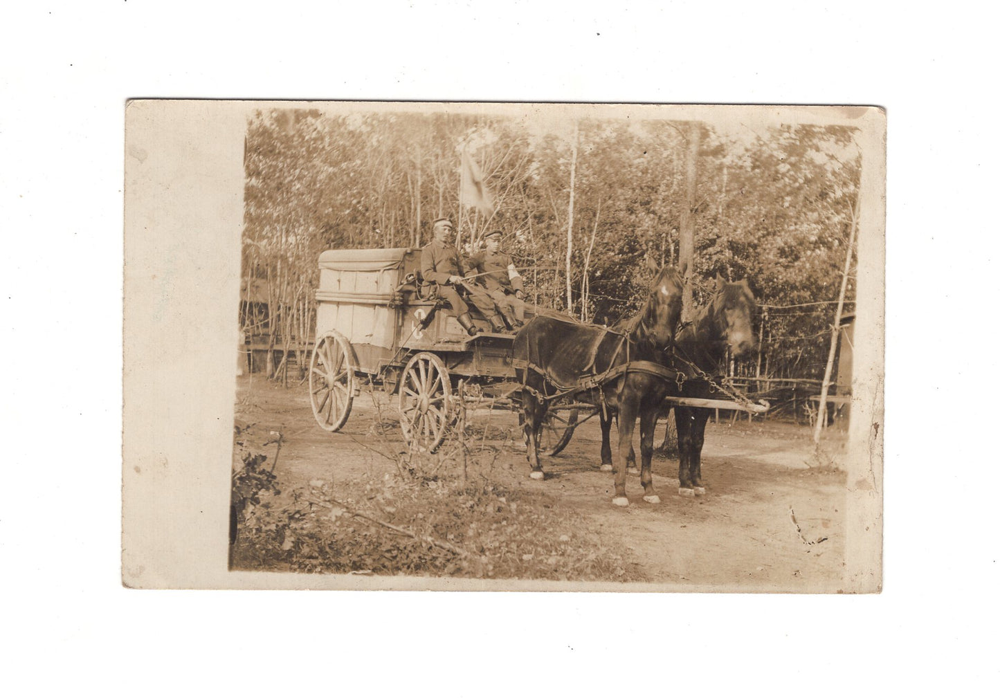 Ansichtskarte / Feldpost / Sanitäts-Soldaten mit Kutsche