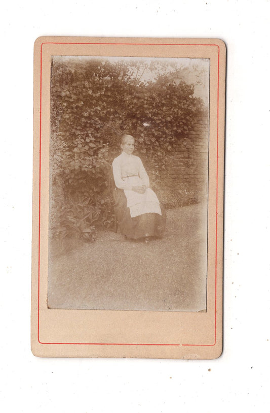 Fotografie Feine Dame im Garten - unbekannter Ort 1890er