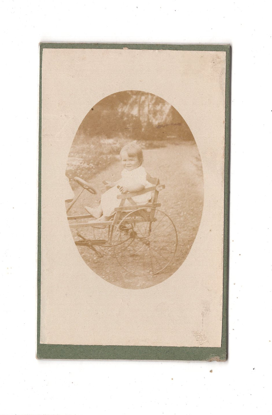Fotografie Niedliches kleines Kind auf einem Go-Kart - unbekannter Ort um 1900