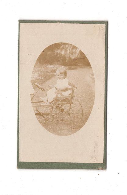 Fotografie Niedliches kleines Kind auf einem Go-Kart - unbekannter Ort um 1900