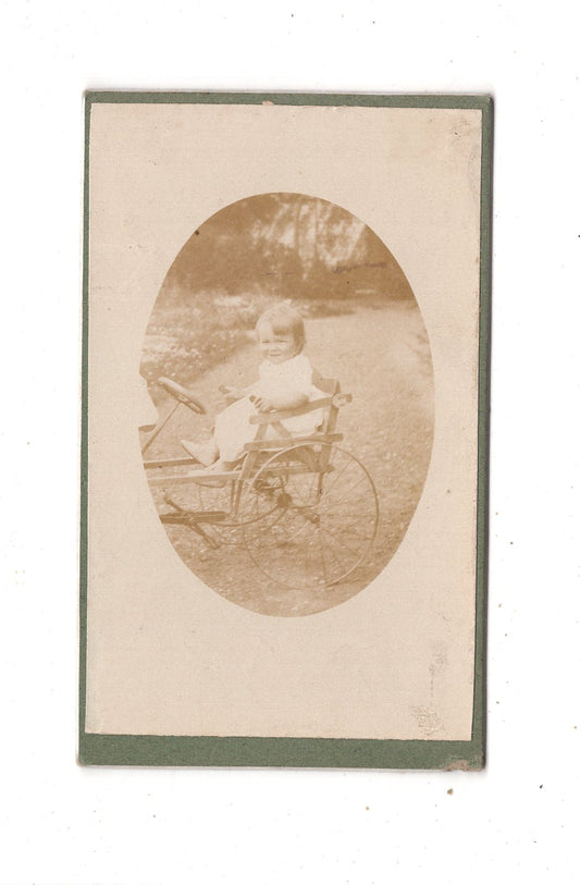 Fotografie Niedliches kleines Kind auf einem Go-Kart - unbekannter Ort um 1900