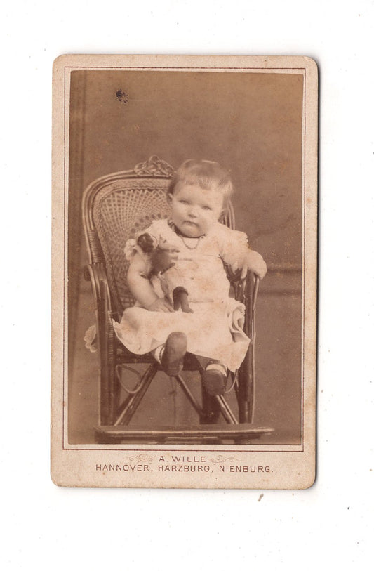 Fotografie Niedliches kleines Mädchen mit Puppe - Hannover / Bad Harzburg +++ 1870er / CDV M1-30