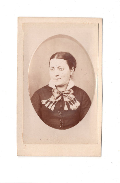 Fotografie Damenportrait - unbekannter Ort um 1880 / CDV C1-08