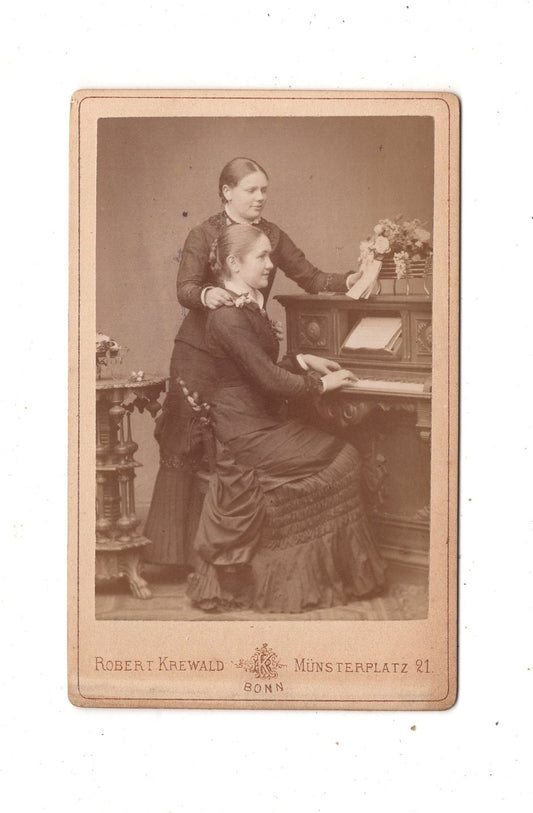 Fotografie Feine Damen am Klavier - Bonn 1880er