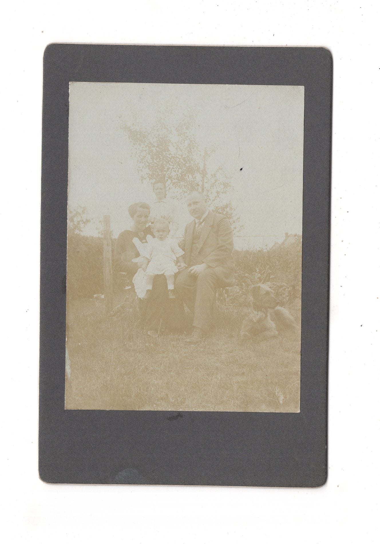 Fotografie Schönes Familienbild mit Hund - unbekannter Ort 1910er