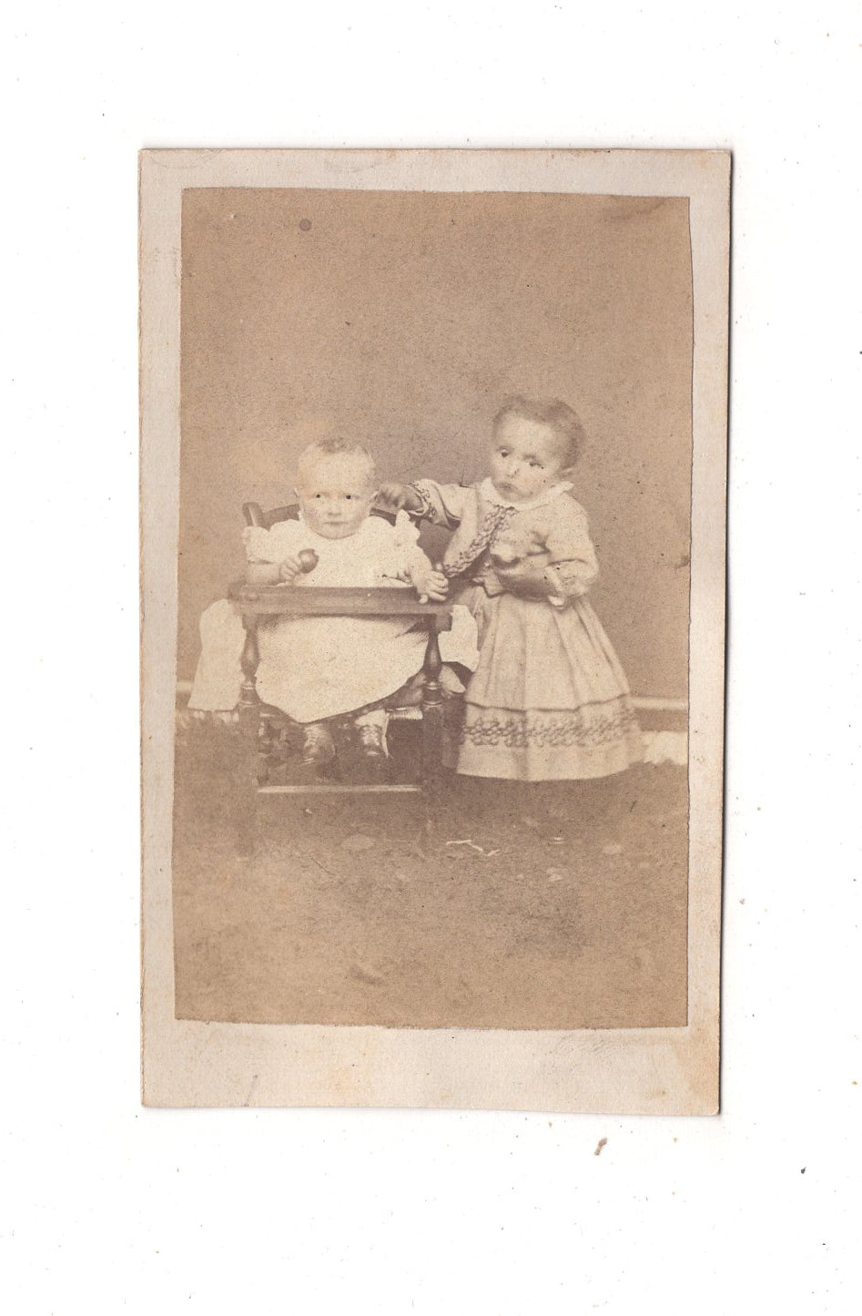 Fotografie Niedliche kleine Kinder - unbekannter Ort 1860er / CDV M1-11