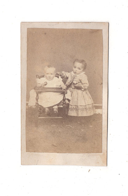 Fotografie Niedliche kleine Kinder - unbekannter Ort 1860er / CDV M1-11